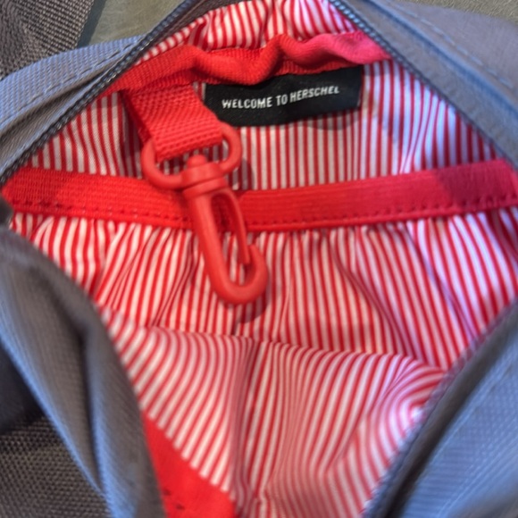 Herschel Supply Company Gray Cruz Mini Messenger Crossbody Bag NWOT - Picture 8 of 12